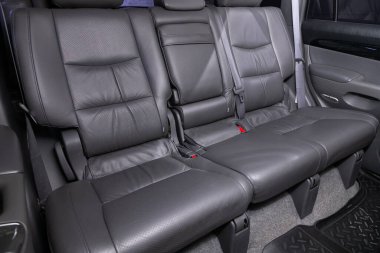 Novosibirsk / Rusya 22 Nisan 2020: Toyota Land Cruiser Prado, Comfort Car in inside. Arabanın içi temiz: gri deri arka koltuklar, başlıklar ve kemer. 