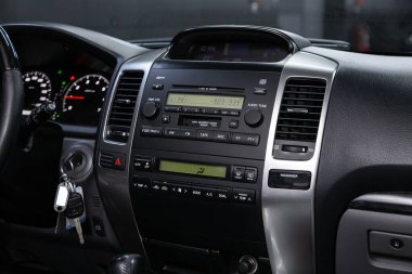 Novosibirsk / Rusya 22 Nisan 2020: Toyota Land Cruiser Prado, gösterge paneli, hız göstergesi, takometre ve direksiyona yakın çekim. - Evet. modern araba iç mimarisi 