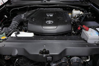 Novosibirsk / Rusya 22 Nisan 2020: Toyota Land Cruiser Prado, Bir otomobil motorunun ayrıntılarını kapat