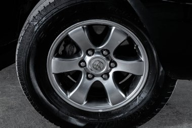 Novosibirsk / Rusya 22 Nisan 2020: Toyota Land Cruiser Prado, yakın çekimli araba tekeri ve yeni lastikler 
