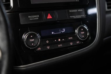 Novosibirsk / Rusya 23 Haziran 2020: Mitsubishi Outlander, görünür iklim kontrollü araç içi, alet panelinin parçalarının ayarlanması. 