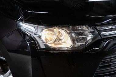 Novosibirsk / Rusya 23 Haziran 2020: Mitsubishi Outlander, yeni otomobilin ayrıntılı ışığı. Dış detay  