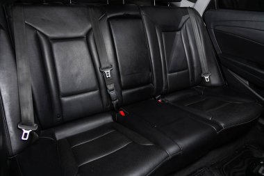 Novosibirsk / Rusya 30 Haziran 2020: Hyundai i40, Comfort car in inside. Arabanın içi temiz: siyah deri arka koltuklar, başlıklar ve kemer. 