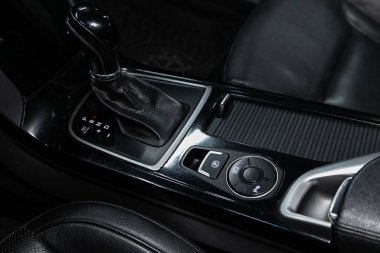 Novosibirsk / Rusya 30 Haziran 2020: Hyundai i40, Vites değişimi. Arabanın otomatik vites kutusu, arabanın içi.