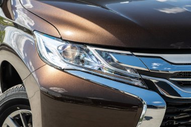 Novosibirsk / Rusya Temmuz 07 2020: Mitsubishi Pajero Sport, Detail ışığı yeni arabaya yakın. Dış detay  