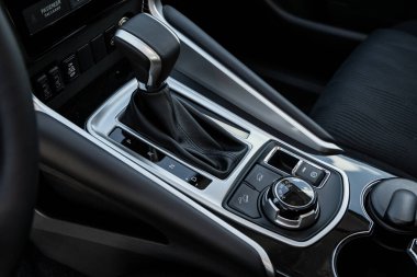 Novosibirsk / Rusya Temmuz 07 2020: Mitsubishi Pajero Sport, Gear shift. Arabanın otomatik vites kutusu, arabanın içi.