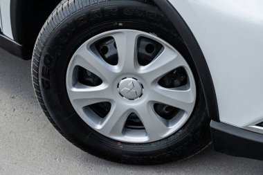 Novosibirsk / Rusya Temmuz 07: 2020: Mitsubishi Outlander, yakın çekimli araba tekeri ve yeni lastikler 