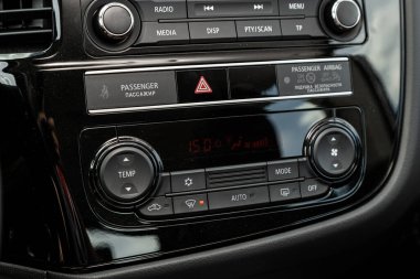 Novosibirsk / Rusya Temmuz 07 2020: Mitsubishi Outlander, görünür iklim kontrollü araç içi, alet panelinin parçalarının ayarlanması. 