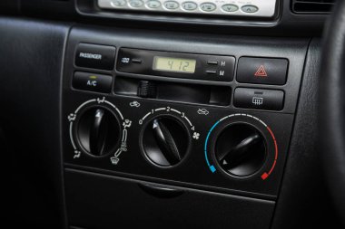 Novosibirsk / Rusya Temmuz 07 2020: Toyota Allex, görünür iklim kontrolleri ve alet panelinin parçalarının ayarlanması. 