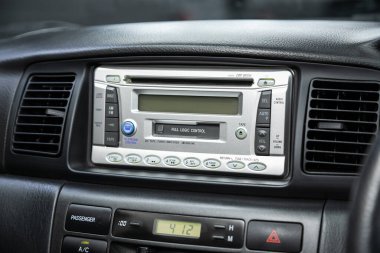 Novosibirsk / Rusya Temmuz 07: 2020: Toyota Allex, metalik gri ve siyah renkli bir radyo ve CD oynatıcıya yakın plan 