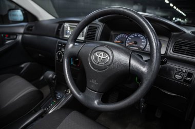 Novosibirsk / Rusya Temmuz 07 2020: Toyota Allex, yeni stil bir araba, direksiyon, hız göstergesi, takometre ve diğer ayarlama düğmeleri olan gösterge paneli 
