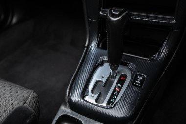 Novosibirsk / Rusya Temmuz 07: 2020: Subaru Legacy B4, Vites değişimi. Arabanın otomatik vites kutusu, arabanın içi.