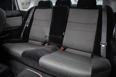 Novosibirsk / Rusya Temmuz 07: 2020: Subaru Legacy B4, Comfort Car in inside. Arabanın içi temiz: siyah arka koltuklar, başlıklar ve kemer. 