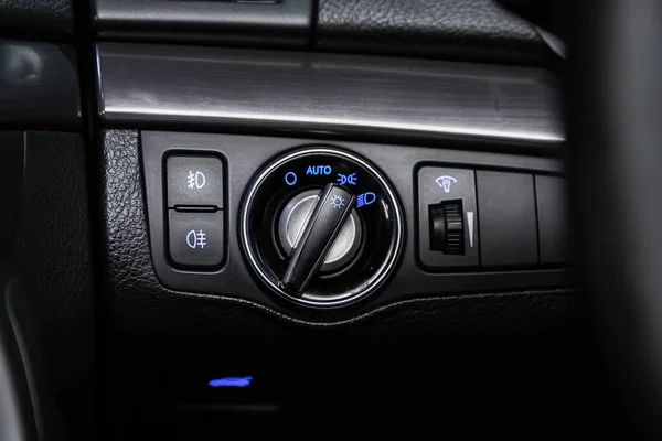 2020年6月30日 现代I40 汽车面板前灯按钮黑色特写 无商标 — 图库照片