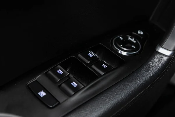 2020年6月30日 现代I40 新款现代汽车门控面板的关闭 扶手休息与窗口控制面板 门锁按钮 和镜像控制 — 图库照片