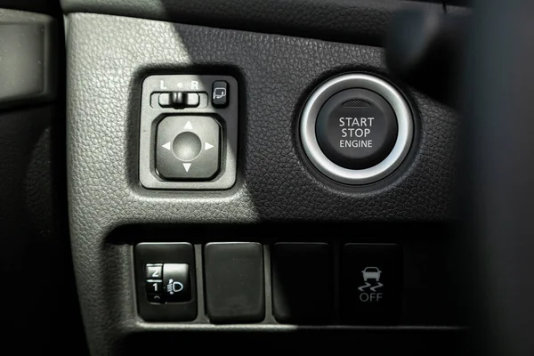 2020年7月7日 三菱Pajero Sport Mitsubishi Pajero Sport 前灯黑色特写 汽车面板侧镜按钮 无商标 — 图库照片