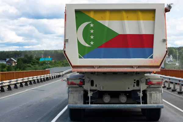 Caminhão Grande Com Bandeira Nacional Comores Movendo Estrada Contra Fundo — Fotografia de Stock