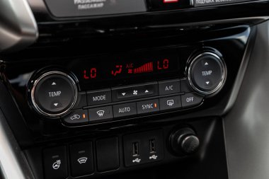 Novosibirsk / Rusya Temmuz 04: 2020: Mitsubishi Eclipse Cross, klimayı kapatın. Arabanın içindeki hava akışı. Arabanın içerisi ayrıntı 