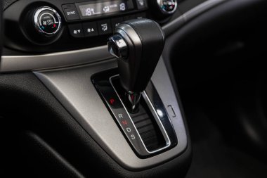 Novosibirsk / Rusya 23 Haziran 2020: Honda CR-V, manuel şanzıman şanzıman kolunu kapatın. Hızlandırıcı sapı ve yeni bir arabanın düğmeleri.  