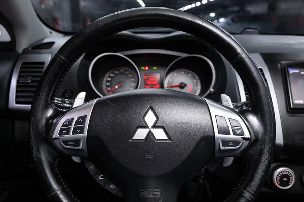 Novosibirsk Rússia Abril 2020 Mitsubishi Outlander Painel Jogador Volante Com — Fotografia de Stock