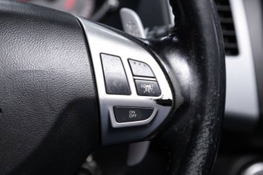 Novosibirsk / Rusya 22 Nisan 2020: Mitsubishi Outlander XL, kontrol düğmeli araba direksiyonu, müzik sesi kontrolü ve şarkı değiştirme