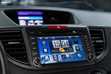 Novosibirsk / Rusya 23 Haziran 2020: Honda CR-V, modern siyah araba iç mimarisi: radyo, televizyon, DVD, monitör ve kontrol düğmeli ses sistemi 