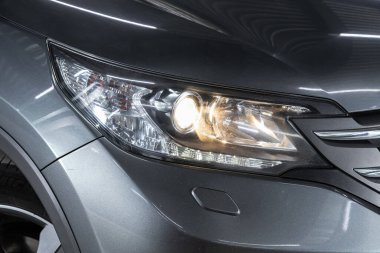 Novosibirsk / Rusya 23 Haziran 2020: Honda CR-V, gri araba farları. Dış görev ayrıntıları. Modern LED farlardan birinin detaylarını kapat. 