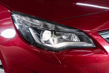 Novosibirsk / Rusya 30 Haziran 2020: Opel Astra, kırmızı araba farları. Dış görev ayrıntıları. Modern LED farlardan birinin detaylarını kapat. 