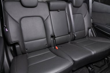 Novosibirsk / Rusya 3 Haziran 2020: Hyundai Santa Fe, Deri iç tasarım, araç yolcuları ve emniyet kemerli sürücü koltukları. 