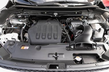 Novosibirsk / Rusya Temmuz 04: 2020: Mitsubishi Eclipse Cross, araba motoru ön görüş detaylarını kapatın. İçten yanmalı motor, araba parçaları, ayrıştırma 