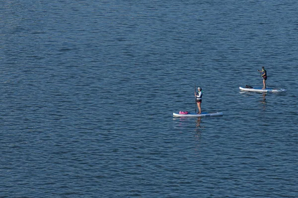 Novosibirsk Russia June 2020 Two Women Athletes Oars Swim Surfboards — Stock Photo, Image