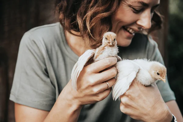 Retrato Una Hermosa Joven Que Sostiene Sus Manos Pequeño Pollo —  Fotos de Stock