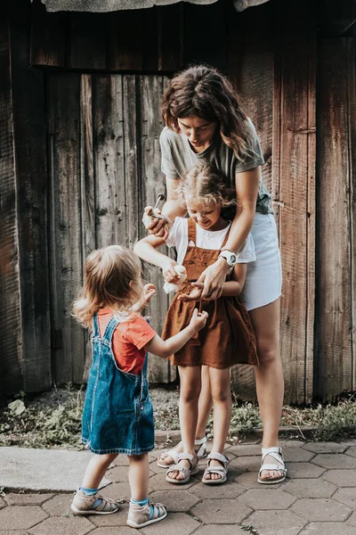 Portrait Une Famille Heureuse Maman Avec Des Filles Qui Tiennent — Photo