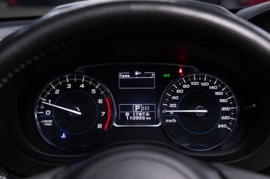 Novosibirsk / Rusya 3 Haziran 2020: Subaru Forester, beyaz arka fonda gösterge paneli: Kilometre, hız göstergesi, takometre, yakıt seviyesi, su sıcaklığı ve daha fazlası 