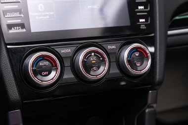 Novosibirsk / Rusya 3 Haziran 2020: Subaru Forester, klima düğmeli siyah detay, arabanın içindeki sıcaklık hakkında bilgi içeren gösterge paneli. 