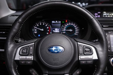 Novosibirsk / Rusya 3 Haziran 2020: Subaru Forester, direksiyon, vites kolu, multimedya sistemi, sürücü koltukları ve gösterge paneli 