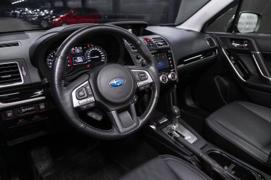 Novosibirsk / Rusya 3 Haziran 2020: Subaru Forester, direksiyon, vites kolu, multimedya sistemi, sürücü koltukları ve gösterge paneli 