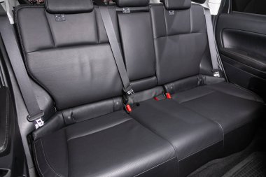 Novosibirsk / Rusya 3 Haziran 2020: Subaru Forester, emniyet kemerli siyah arka koltuklara yakın çekim. modern araba iç mimarisi