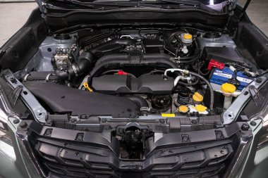 Novosibirsk / Rusya 3 Haziran 2020: Subaru Forester, Bir otomobil motorunun ayrıntılarını kapat