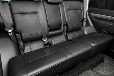 Novosibirsk / Rusya 15 Haziran 2020: Mitsubishi Pajero, emniyet kemerli siyah arka koltuklara yakın çekim. modern araba iç mimarisi