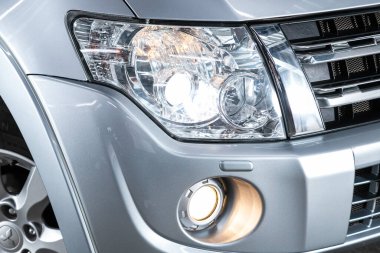 Novosibirsk / Rusya 15 Haziran 2020: Mitsubishi Pajero, yeni arabanın gümüş rengi ışığı. Dış detay  