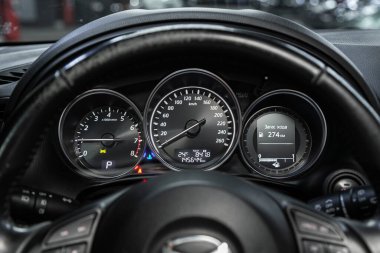 Novosibirsk / Rusya 30 Haziran 2020: Mazda CX-5, beyaz arka fonda gösterge paneli: Kilometre, hız göstergesi, takometre, yakıt seviyesi, su sıcaklığı ve daha fazlası 