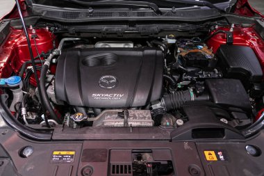 Novosibirsk / Rusya 30 Haziran 2020: Mazda CX-5, Bir otomobil motorunun ayrıntılarını kapat