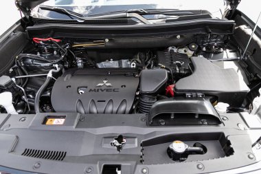 Novosibirsk / Rusya Temmuz 04: 2020: Mitsubishi Outlander, Bir otomobil motorunun ayrıntılarını kapat