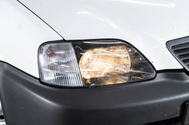 Novosibirsk / Rusya Temmuz 07: 2020: Honda Partner, yeni arabanın beyaz detay ışığı. Dış detay  
