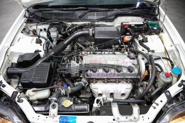 Novosibirsk / Rusya Temmuz 07: 2020: Honda Partner, Bir otomobil motorunun ayrıntılarını kapat