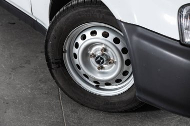 Novosibirsk / Rusya Temmuz 07: 2020: Honda Partner, tampon, alaşım tekerleği, kırılan araba detayı 