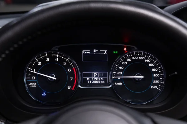 2020年6月3日 Subaru Forester 白色背光汽车仪表盘 里程计 速度计 速度计 油位计 水温等 — 图库照片