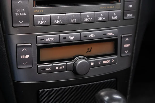 2020年6月10日 丰田Avensis 带有空调按钮的黑色细节 装有汽车内部温度信息的仪表盘 — 图库照片