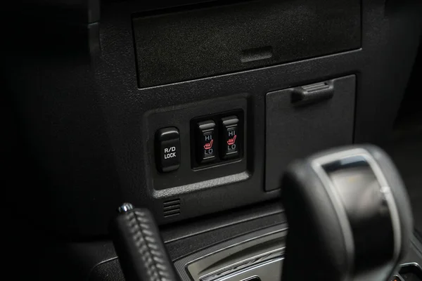 ノヴォシビルスク ロシア6月15日2020 三菱パジェロ 車のシート加熱インジケータが含まれています 現代の車の内装 パーツ ボタン — ストック写真